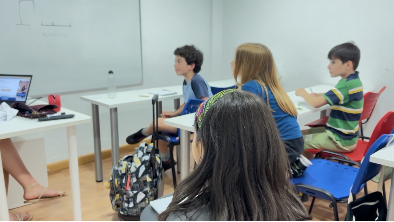 Niño de primaria aprendiendo inglés academia La Vaguada Barrio del Pilar Madrid