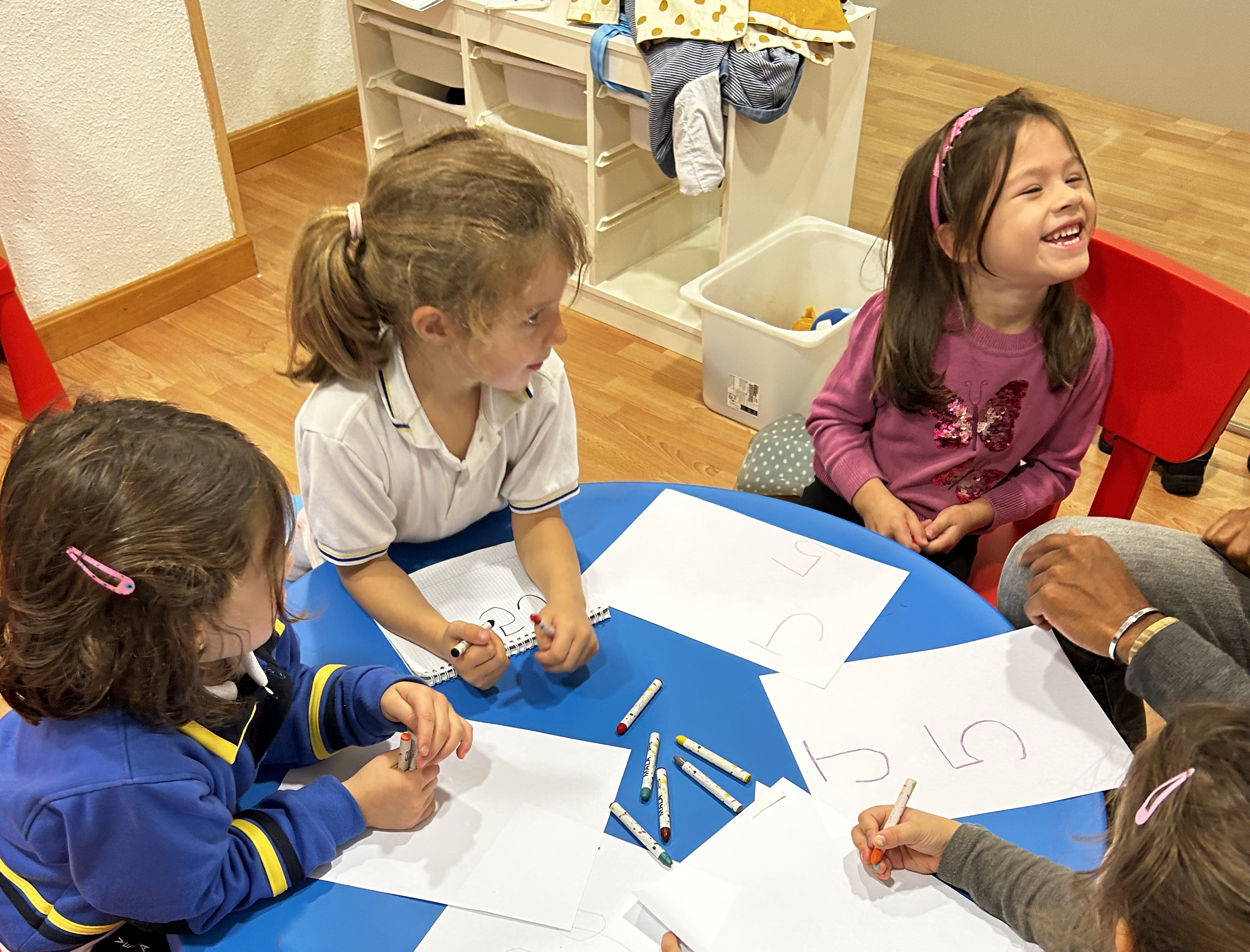 Niños pequeños clase inglés inmersión La Vaguada Barrio del Pilar Madrid