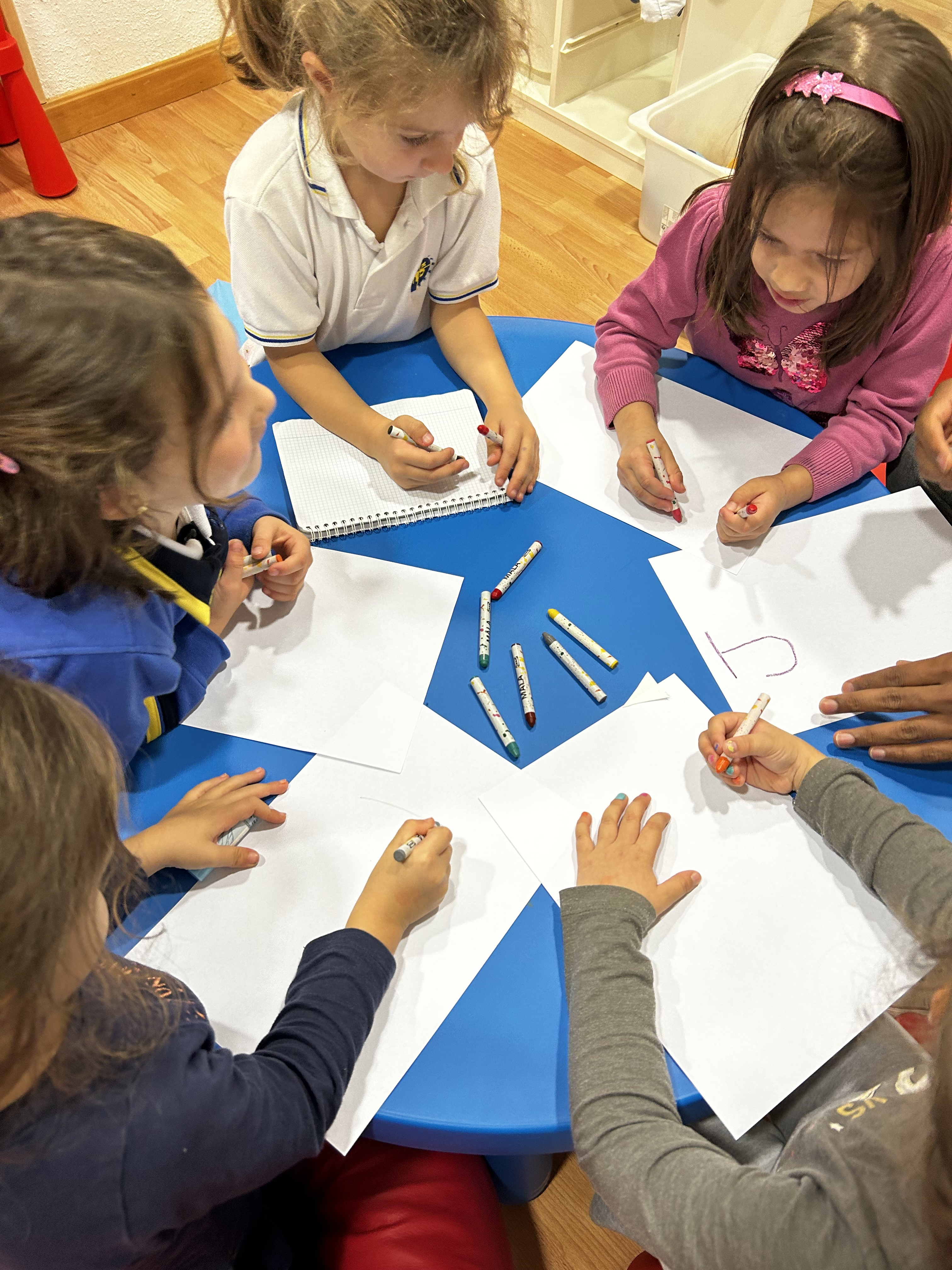 Clase de inglés para niños pequeños academia La Vaguada metodología inmersiva