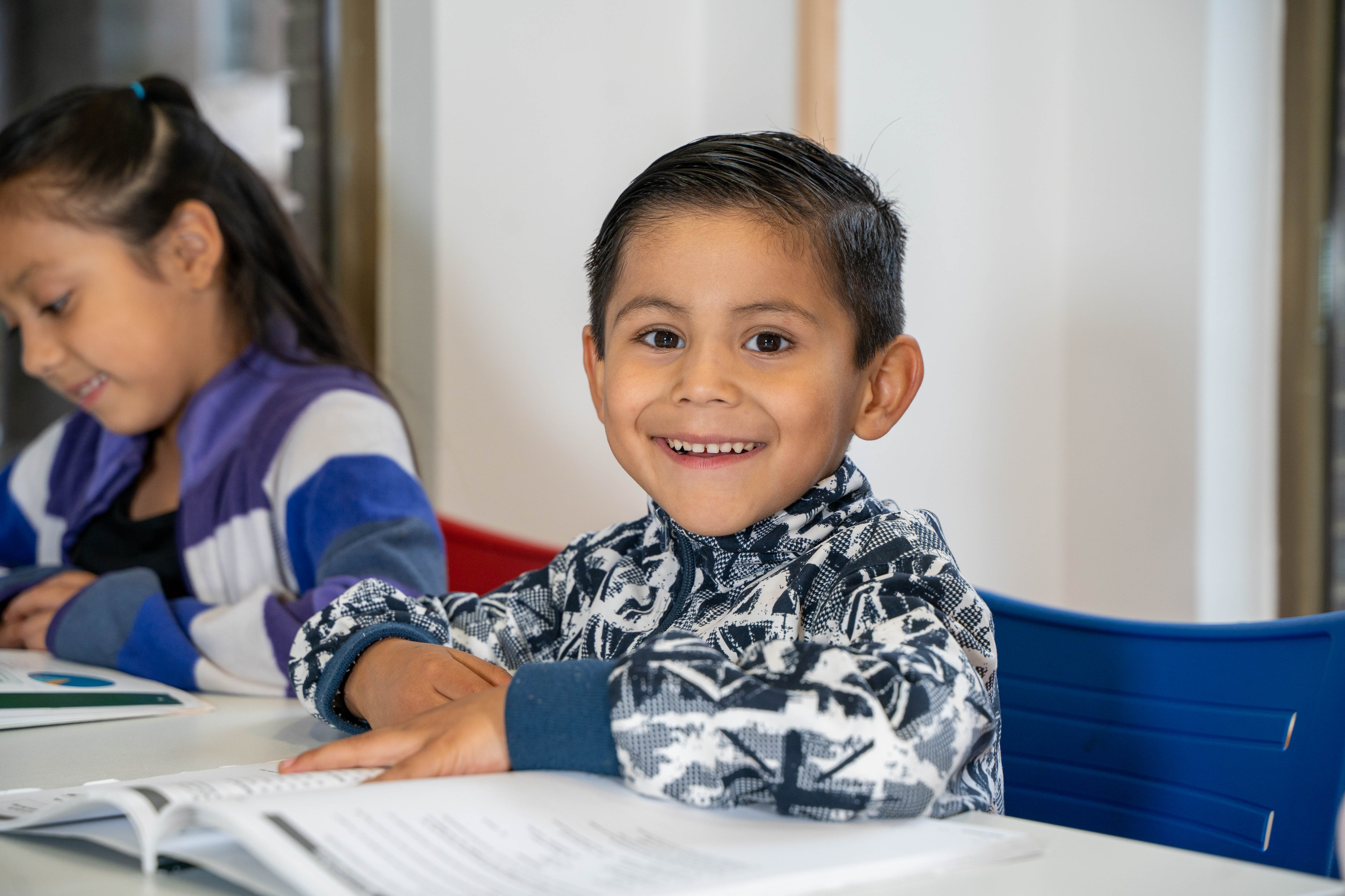 Niño de infantil feliz aprendiendo inglés en academia Impulse English La Vaguada Madrid