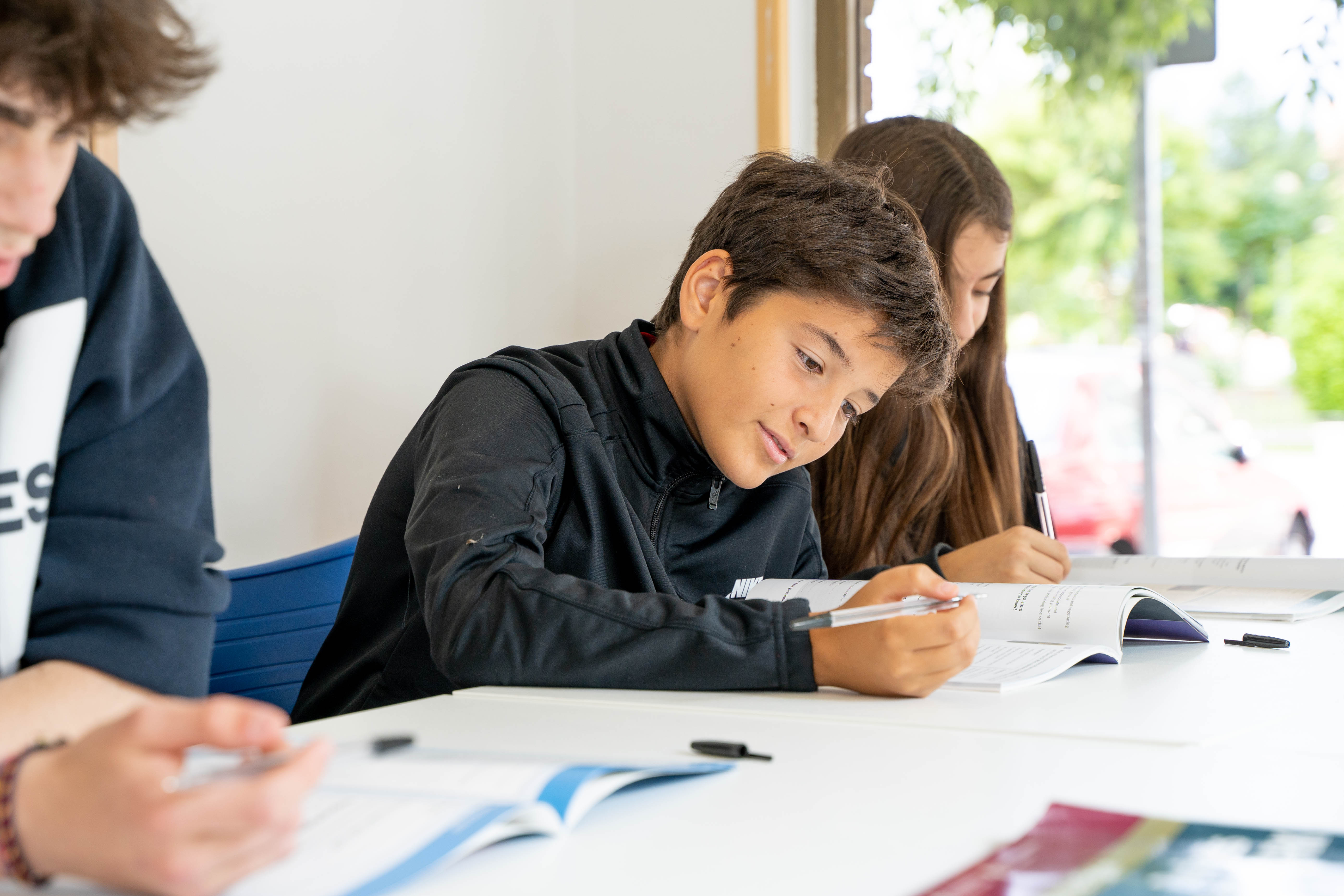 Estudiante secundaria trabajando feliz en clase de inglés La Vaguada Madrid