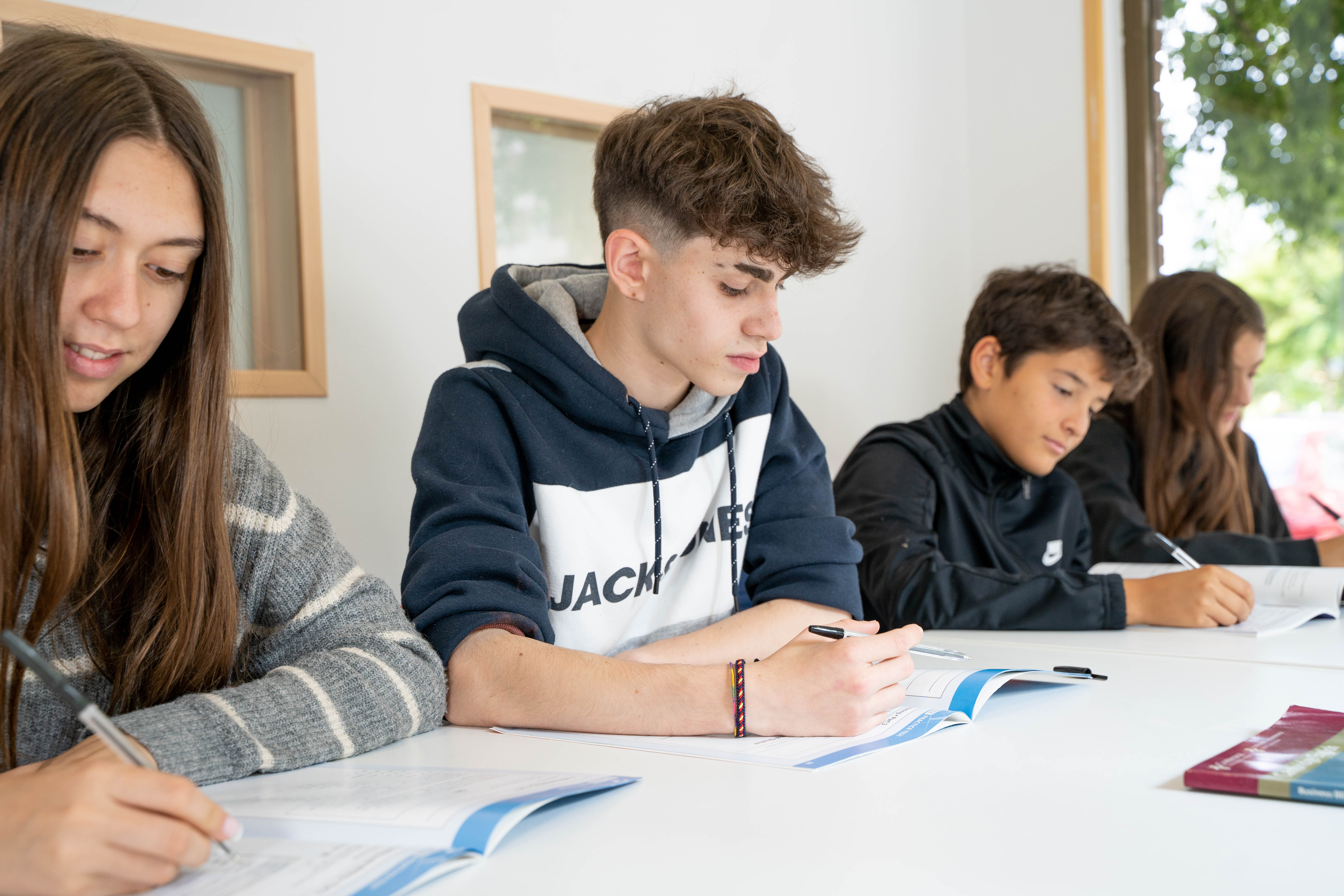 Estudiante secundaria concentrado clase inglés academia La Vaguada Madrid