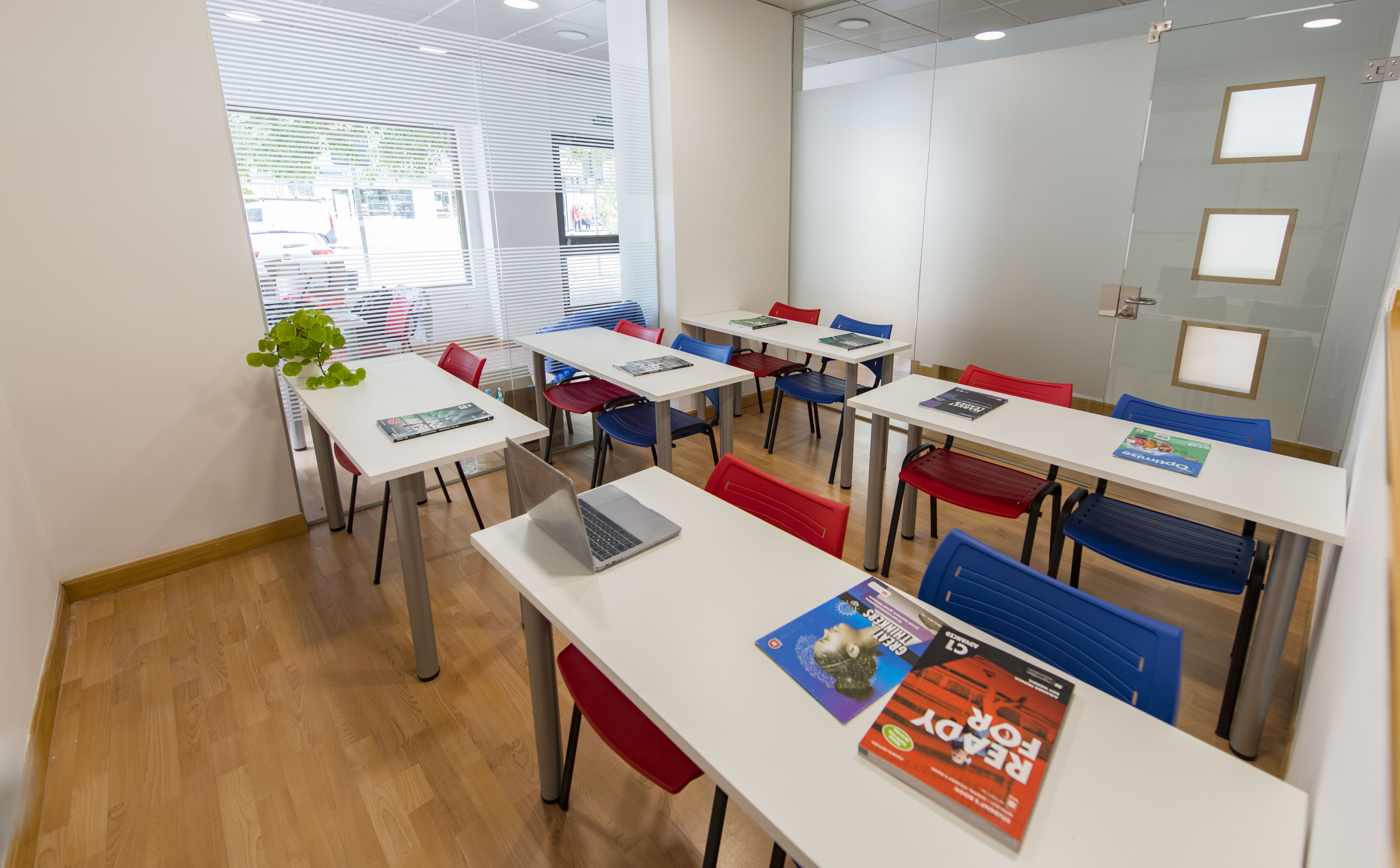 Aula principal academia inglés cerca La Ventilla La Vaguada Madrid