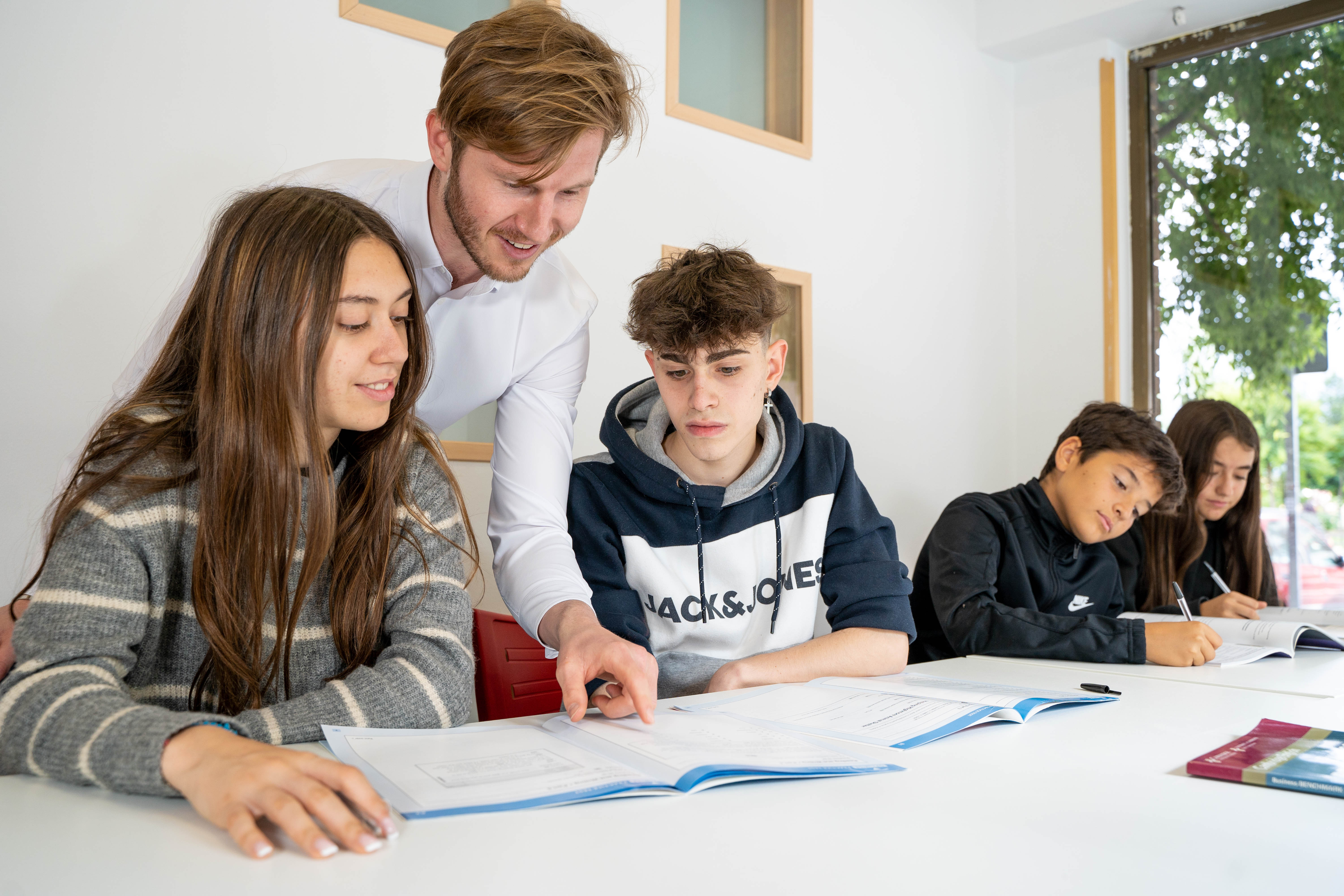 Profesor Daniel ayudando estudiantes cerca La Ventilla La Vaguada Madrid