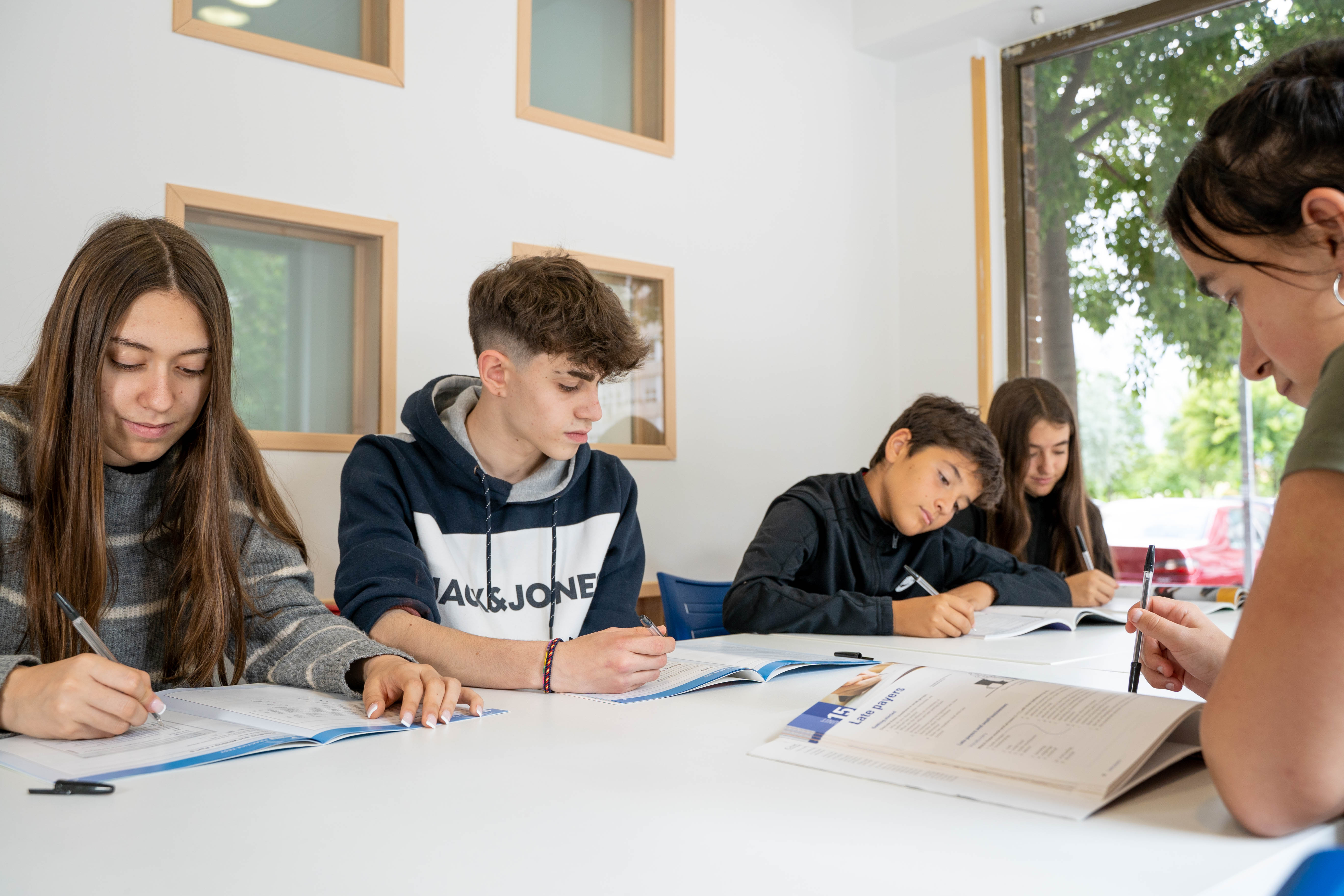 Estudiantes secundaria productivos clase inglés La Vaguada Barrio del Pilar Madrid