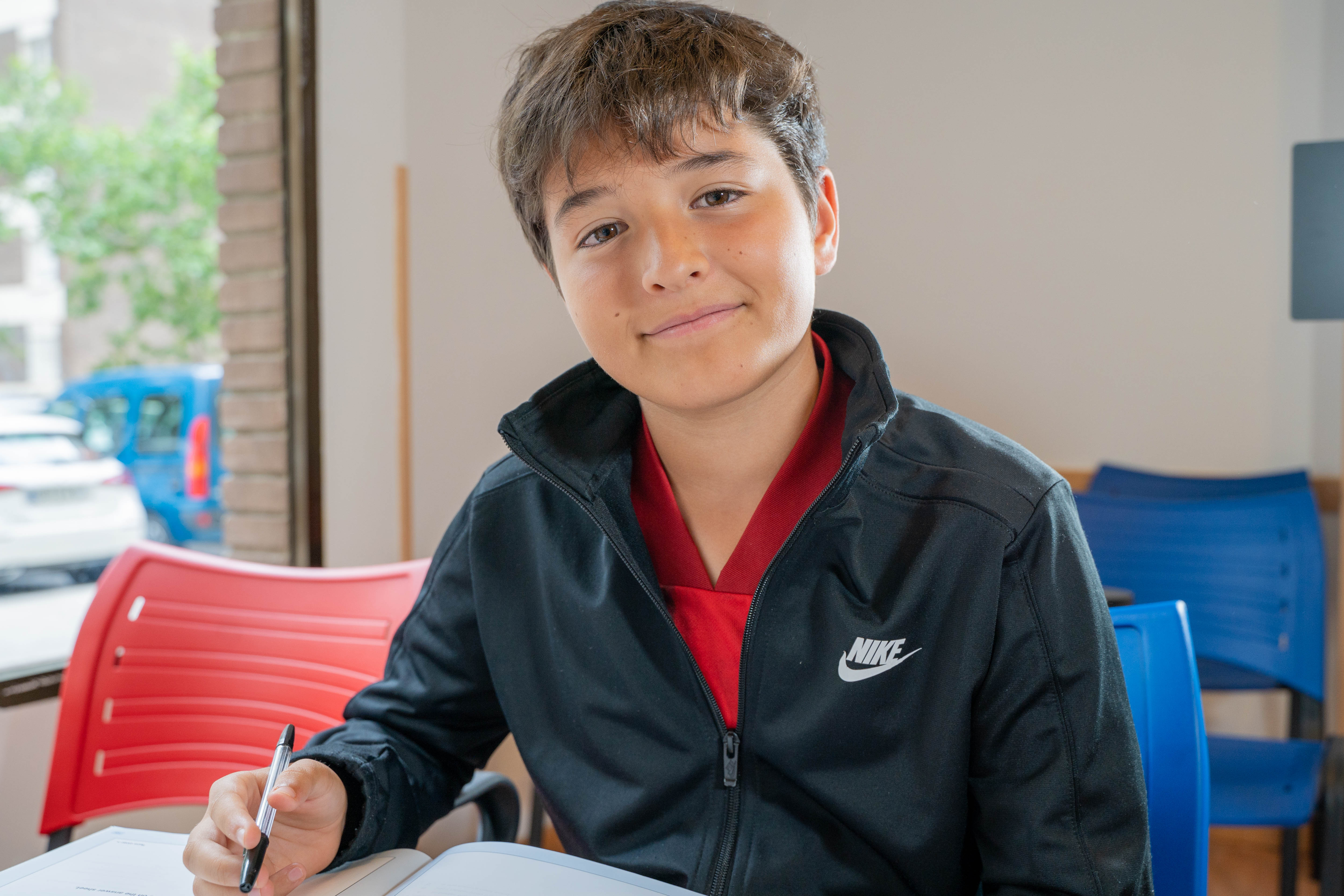 Estudiante secundaria feliz cerca La Ventilla La Vaguada Madrid