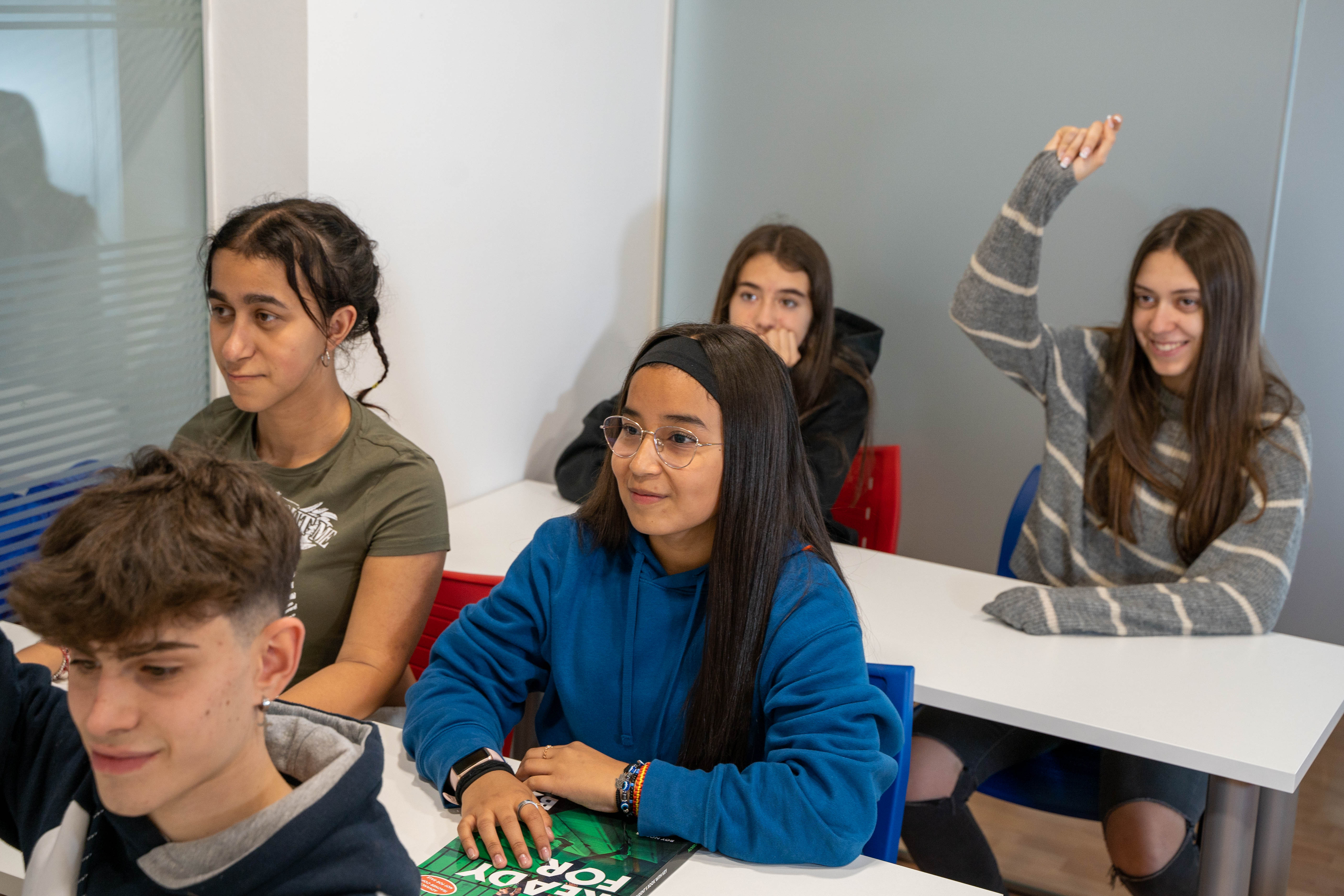 Estudiantes secundaria respondiendo preguntas clase inglés La Vaguada Barrio del Pilar Madrid